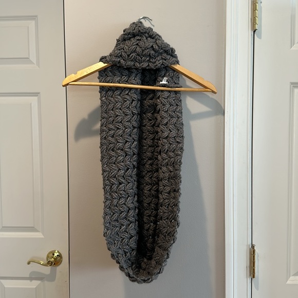American Eagle Outfitters Infinity Scarf - Picture 2 of 6